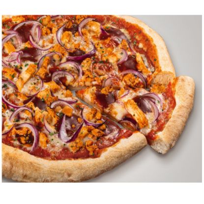 Bild von SteinofenPizza Perfetissima BBQ Pollo 445g/ø 29 cm mit der Beschreibung mit marinierter Hähnchenbrust, pikanter BBQ-Soße, roten Zwiebeln & feinem Mozarella Käse