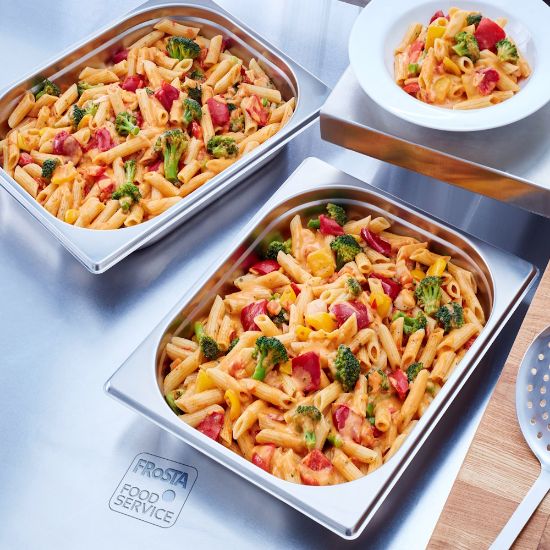 Bild von FRoSTA Penne Pfanne Verdura vegetarisch mit der Beschreibung mit Penne-Nudeln &  Gemüse in leicht tomatisierter Sauce