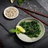 Bild von Wakame-Seealgensalat mariniert mit der Beschreibung mit Sesam & Gewürzen