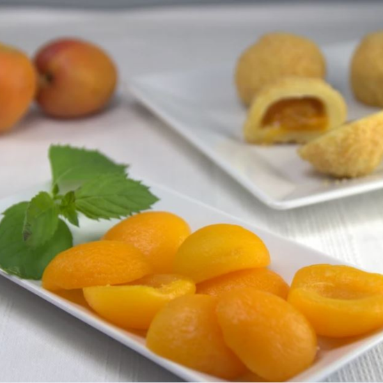 Bild von Aprikosenhälften mit der Beschreibung Frische Aprikosen in Hälften geschnitten & gefroren. Ohne Kern.
