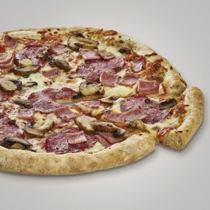 Bild von SteinofenPizza Perfettissima Speciale 445g/ø 29 cm mit der Beschreibung mit herzhafter Salamie, Schinken, gegrillten Champignons & feinem Mozarella Käse