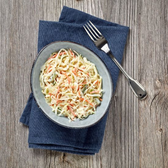 Bild von Rustikaler Krautsalat mit der Beschreibung Weißkohl, knackigen Möhren, Paprika und aromatischen Zwiebeln