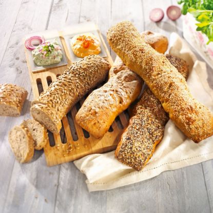 Bild von FF-Wurzelbrot-Mischkarton 350g, 4-fach sortiert mit der Beschreibung Handwerkliches Stangenbrot im Steinofen fertig gebacken.