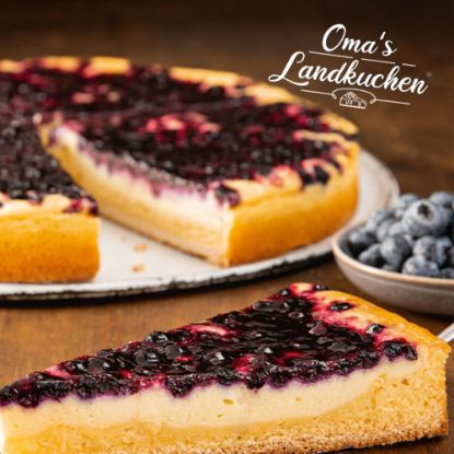 Bild von Oma´s Landkuchen Blaubeer-Pudding mit der Beschreibung Ø38 cm / 3.400g / geviertelt