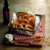 Bild von Beer Bettered Onion Rings Thin Cut mit der Beschreibung Zwiebelringe in knusprigem Bierteig, vorgebacken & vegetarisch