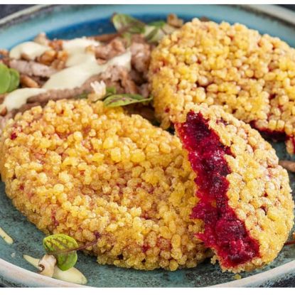 Bild von Rote Bete Puffer 80g, vegan mit der Beschreibung Puffer aus Rote Beete-Stücken, Kichererbsen, Gurken & Zwiebelwürfeln in einer knusprigen Maispanade.