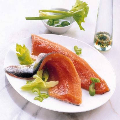 Bild von Lachsforellenfilet mit Haut, 140-170g mit der Beschreibung Rotfleischiges Forellenfilet mit festem,aromatischem Fleisch.Schmeckt würzig & delikat.