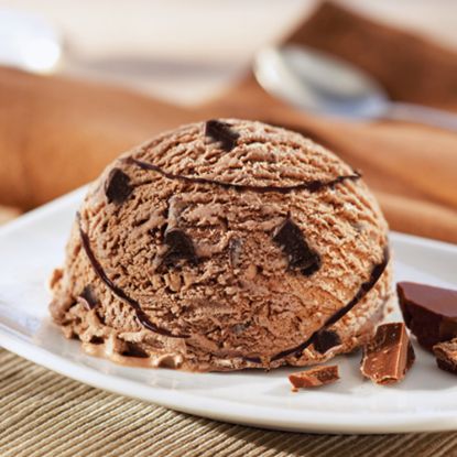 Bild von CDO Schokolade mit der Beschreibung Schokoladeneis mit Schokosauce und Milchschokoladenstücken