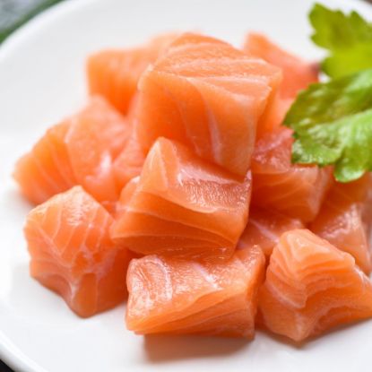 Bild von Lachswürfel vom Norweger-Lachsfilet mit der Beschreibung ohne Haut & ohne Glasur, 2x2x2cm, Portinsweise entnehmbar