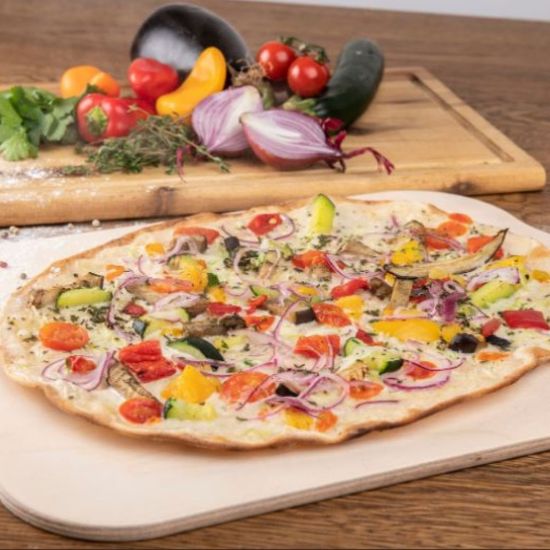 Bild von Gourmet Flammkuchen 7 Veggie oval, 380g mit der Beschreibung Mit gegrillten Zucchini & Aubergine,Kirschtomate,rote & gelbe Paprika, rote Zwiebeln & veganer Creme