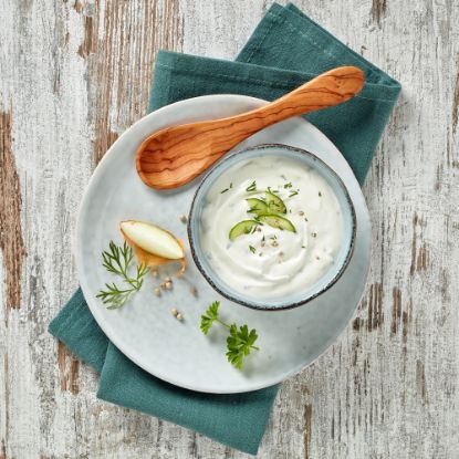 Bild von Kartoffel-Creme 3 kg Becher mit der Beschreibung Leckerer Quark-Joghurt-Dip mit Gurken und Kräutern.