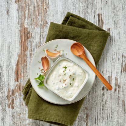 Bild von Knoblauchsauce 2 kg Becher mit der Beschreibung Eine frische Würzsauce auf Basis von Salatmayonnaise mit Knoblauch verfeinert.