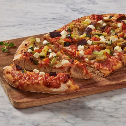 Bild von La Pinsa Verdure 420g mit der Beschreibung m.arom.Tomatensoße, gegrillten Auberginen & Zucchini, Provolone-Käse & Ziegenkäsewürfel. 29 x 18 cm