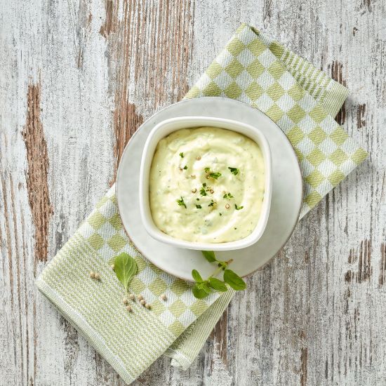 Bild von Ravigotsauce 2 kg Becher mit der Beschreibung Feine Würzsauce mit Gurken,Zwiebeln & Kräutern. Ein französischer Klassiker-passt prima zu Fleisch.