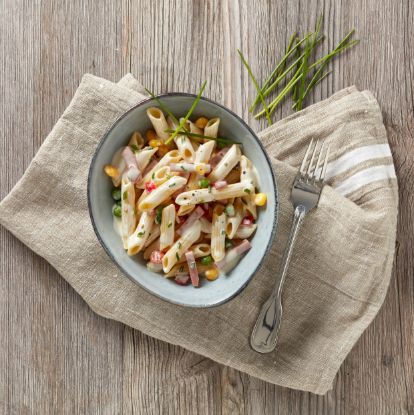 Bild von Nudelsalat "Unser Bester" mit der Beschreibung leckere Fleischbrätstreifen, roten Paprikawürfeln, knackigen Erbsen und feinem Mais