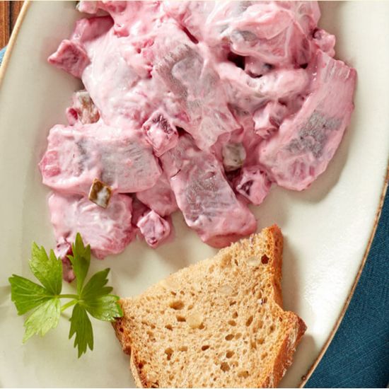 Bild von Feinster Heringssalat, rot mit der Beschreibung Vorbestellung bis mittwochs - Lieferung ab Folgewoche Montag