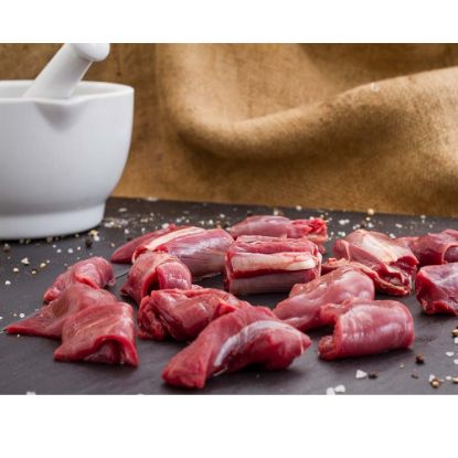 Bild von Hirschgulasch Standard, handegschnitten mit der Beschreibung Sauber geputzt und entsehnt.