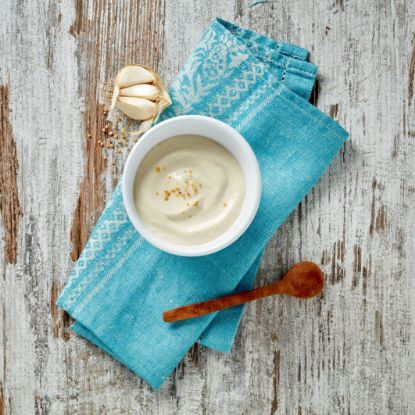 Bild von Aioli Sauce mit der Beschreibung feinem Joghurt, aromatischer Knoblauch, Ei und würzigem Basilikum
