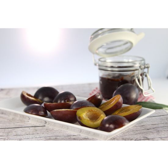 Bild von Pflaumen handhalbiert mit der Beschreibung entsteint