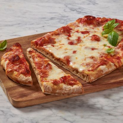 Bild von La Pinsa Mageritha 360g mit der Beschreibung Vorgeb.Steinofenpinsa mit aromatischer Tomatensoße & feinem Mozzarella aus Büffelmilch. 29 x 18 cm