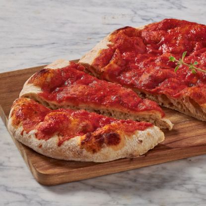 Bild von La Pinsa Promodoro 300g mit der Beschreibung Vorgebackener Steinofenpinsaboden mit aromatischer Tomatensoße. 29 x 18 cm
