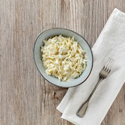 Bild von Weißkrautsalat in Dill-Dress. mit der Beschreibung fein geschnittenem Weißkohl und feinen Kräutern