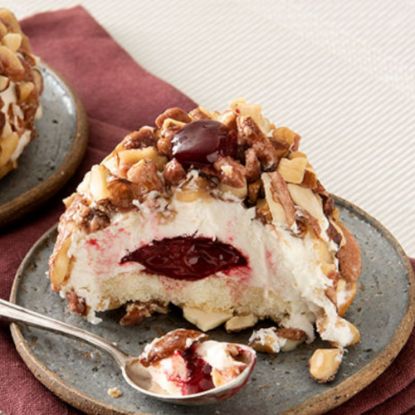 Bild von Croccante all Amarena 95g mit der Beschreibung Vanille-Amarenakirsche-Biskuit-Mandel. Halbegefrorenes servierfertige Dessert.