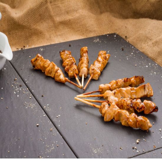 Bild von Yakitorispieß, GEGART 30g mit der Beschreibung Hähnchenspieße mariniert mit Soja Sauce am Bambusspieß