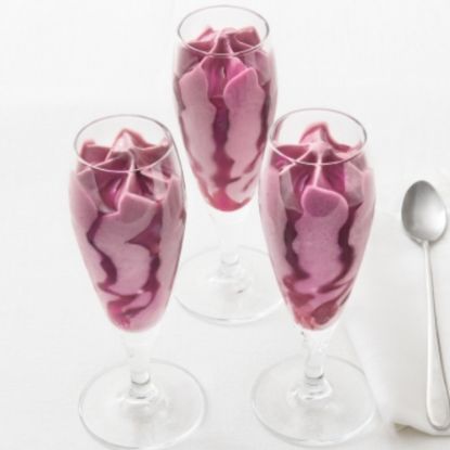 Bild von Flute Frutti di Bosco 100g mit der Beschreibung Joghurteis mit Waldfrüchten im wiederverwendbaren Sektglas