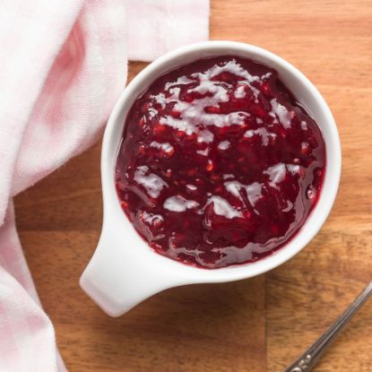 Bild von Rote Grütze mit der Beschreibung Fruchtiger Genuss aus Sauerkirschen,schwarzen & roten Johannisbeeren,Erdbeeren,Himbeeren,Brombeeren