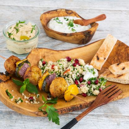 Bild von Falafel-Spieß, ca.130g mit der Beschreibung Herzhafter Spieß mit veganen Falafelbällchen &  knackigen Zucchini, Paprika-& Zwiebelstückchen.