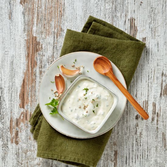 Bild von Knoblauchsauce 2 kg Becher mit der Beschreibung Eine frische Würzsauce auf Basis von Salatmayonnaise mit Knoblauch verfeinert.