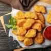 Bild von Hähnchennuggets im Backteig, gegart mit der Beschreibung Saftig zartes Hähnchenbrustfilet,geformt, gewürzt & von goldgelbem Backteig umhüllt.