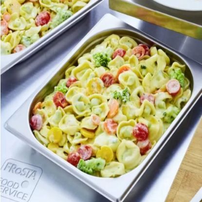 Bild von FRoSTA Tortelloni Käse-Sahne, vegetarisch mit der Beschreibung Klassisches Nudelgericht aus hausgemachten Tortelloni-Nudeln in einer cremigen Käse-Sahne-Sauce.
