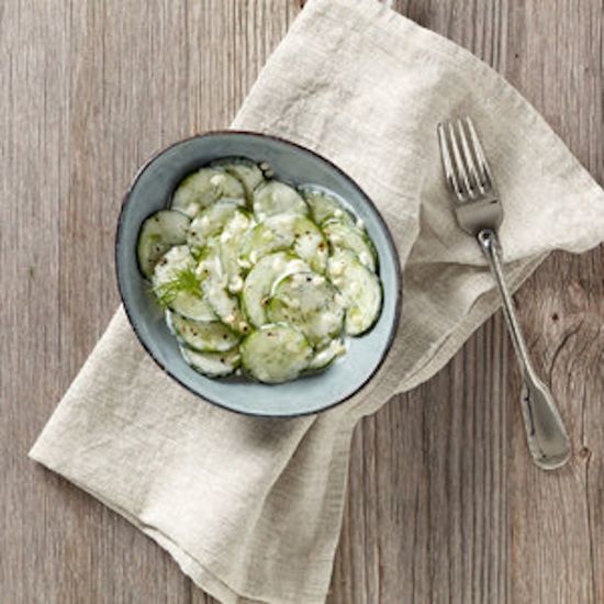 Bild von Gurkensalat in Joghurt-Dress. mit der Beschreibung Knackige Salatgurken, aromatische Zwiebeln und feiner Dill