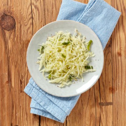 Bild von Griechischer Weißkrautsalat mit der Beschreibung grüne Paprika, eine fein abgeschmeckte Würzsoße und eine leichte Kümmelnote machen ihn besonders