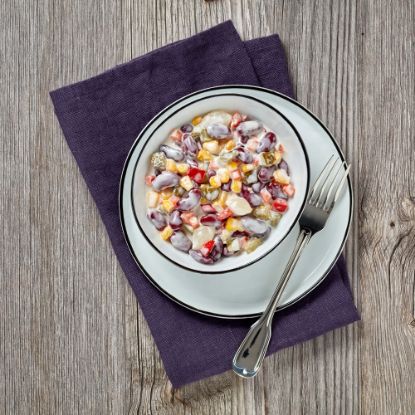Bild von Mexikosalat in weißer Tunke mit der Beschreibung Kidneybohnen, Gurken, Möhren, Mais, Silberzwiebeln und Paprika