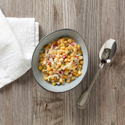 Bild von Maissalat in weißer Tunke mit der Beschreibung Junger Mais, knackige Salatgurken und leckere Paprika, Zwiebeln