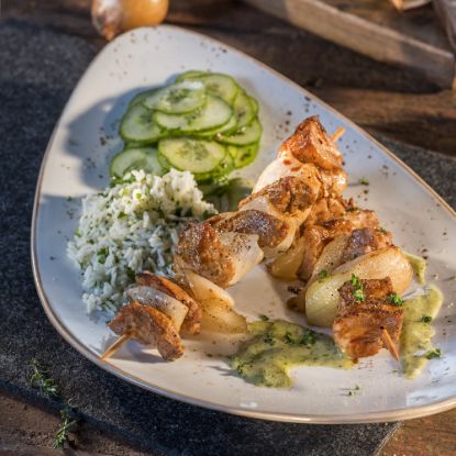 Bild von Zwiebel-Fleischspieß Extra 150g mit der Beschreibung Fleisch-Zwiebel-Spieß, gegart & gebräunt, auf einen Holzspieß gesteckt