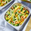 Bild von FRoSTA Sommergarten Pfannengemüse, vegan mit der Beschreibung Gemüsemischung aus Broccoli,Kohlrabi,orangen & gelben Karotten,mit feiner Sauce abgeschmeckt.