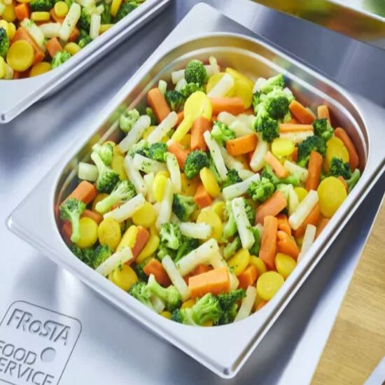 Bild von FRoSTA Sommergarten Pfannengemüse, vegan mit der Beschreibung Gemüsemischung aus Broccoli,Kohlrabi,orangen & gelben Karotten,mit feiner Sauce abgeschmeckt.