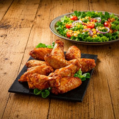 Bild von Chicken Wings Barbecue mit der Beschreibung Hähnchenflügel würzig mariniert & gegart.