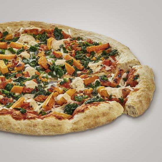 Bild von SteinofenPizza Perfettissima Kürbis-Spinat 445g/ø 29 cm mit der Beschreibung mit gegrilltem Butternut-Kürbis & Spinat, Gewürzcreme-Spots sowie veganer Käsealternative