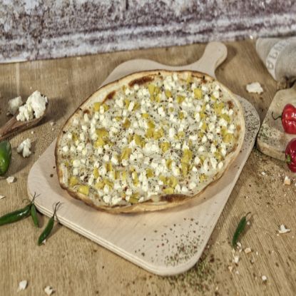 Bild von Gourmet Flammkuchen Griechische Art 320g, oval mit der Beschreibung Mit Flammkuchecreme,Hirtenkäse,Peperoni & buntem Pfeffer belegt und vorgebacken.