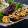 Bild von Hähnchen- Innenfiletspieß 35g, gegart & gebräunt. mit der Beschreibung Satay-Spieß mariniert & gegart.Ideal auf Salat oder Buffet.