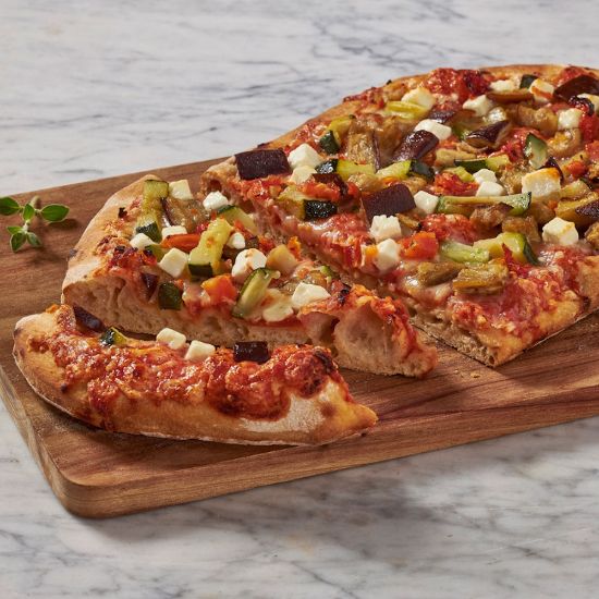 Bild von La Pinsa Verdure 420g mit der Beschreibung m.arom.Tomatensoße, gegrillten Auberginen & Zucchini, Provolone-Käse & Ziegenkäsewürfel. 29 x 18 cm