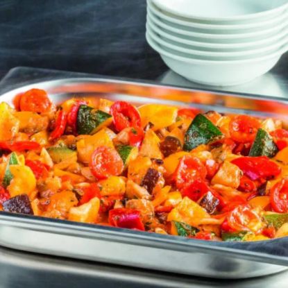 Bild von FRoSTA Ratatouille Pfannengemüse tomatisiert, vegetarisch mit der Beschreibung Mediterrane Gemüsemischung in einer mit nativem Olivenöl & Kräutern verfeinerten Tomatensauce.