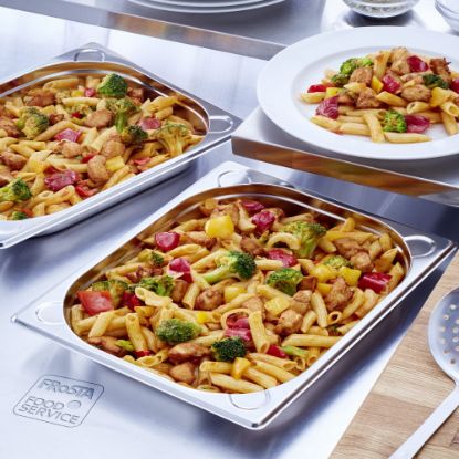 Bild von FRoSTA Primo Pasta Pfanne mit der Beschreibung mit Penne-Nudeln,gebratenem  Hähnchenbrustfleisch &  Gemüse in leicht tomatisierter Sauce