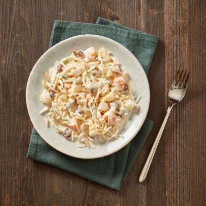 Bild von Waldorfsalat mit der Beschreibung Sellerie, fruchtiger Ananas, Mandarinen und Äpfeln in einer cremigen Salatmayonnaise, Haselnuss