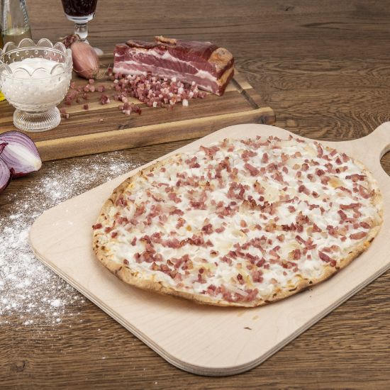 Bild von Jubiläums Flammkuchen Elsässer Art 335g, oval mit der Beschreibung Der Klassiker- mit Schmand, Schinkenspeck & Zwiebel belegt und vorgebacken.